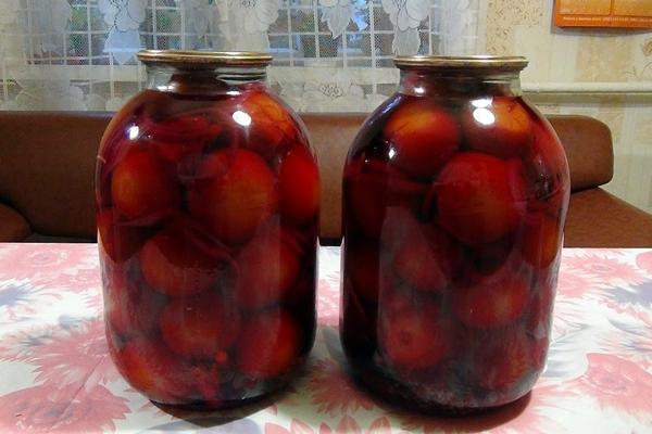 มะเขือเทศและบีทรูทในขวดบนโต๊ะ