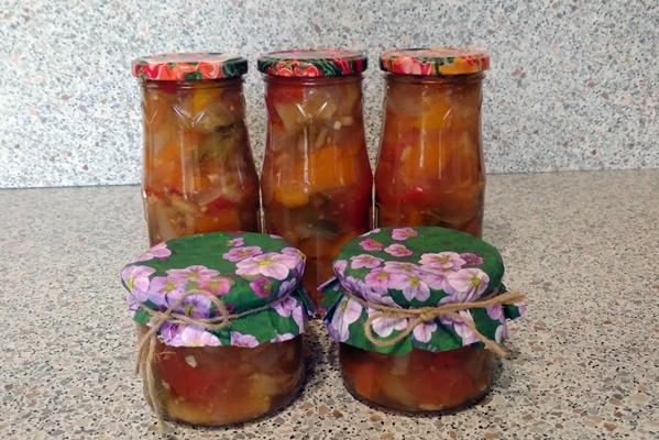 Lecho d'aubergines et de champignons en bocaux