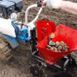 รถแทรกเตอร์เดินตามพร้อมมันฝรั่ง