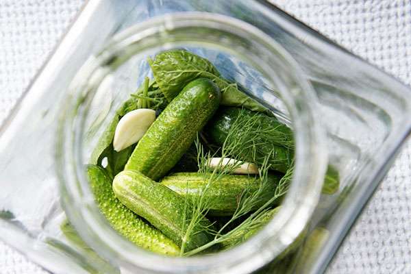 แตงกวาและกระเทียมในขวด