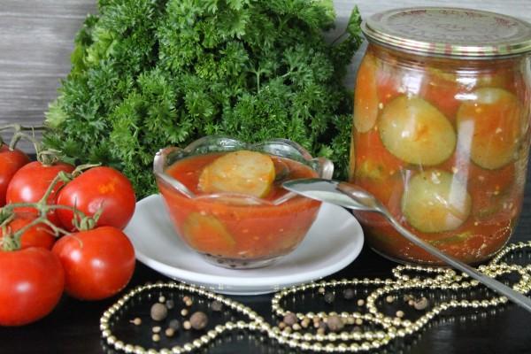 แตงกวาในซอสมะเขือเทศในชาม