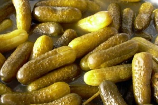 le processus de préparation des concombres pour l'hiver