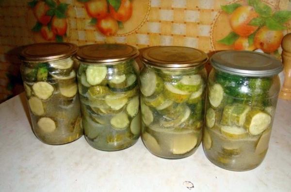 แตงกวาหั่นเป็นชิ้นในน้ำสลัดมัสตาร์ด