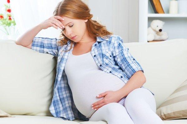 La femme enceinte a mal à la tête