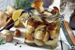 Recettes simples pour mariner les cèpes à la maison en utilisant des méthodes chaudes et froides pour l'hiver