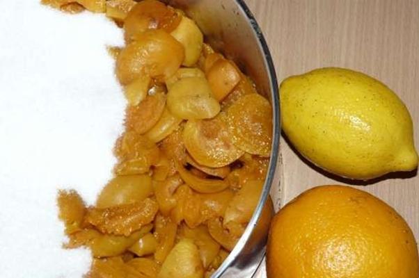 abricots dénoyautés avec sucre, orange et citron