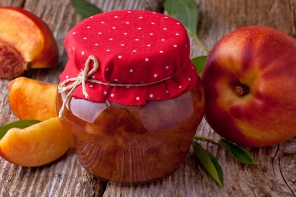 confiture de pêches en pot