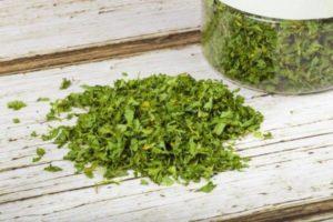 Comment conserver le persil pour l'hiver à la maison, avec ou sans congélation, et le garder frais
