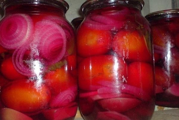 มะเขือเทศกับบีทรูทในขวด