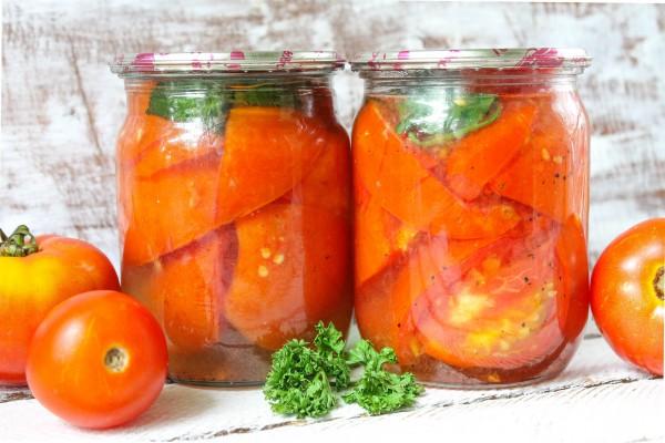 มะเขือเทศผ่าครึ่งใส่ขวด