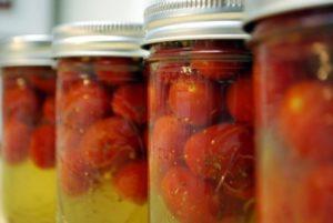 สูตรอร่อยสำหรับมะเขือเทศกระป๋องกับน้ำผึ้งสำหรับฤดูหนาวพร้อมขั้นตอนการเตรียม