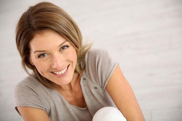 เด็กผู้หญิงกำลังยิ้ม