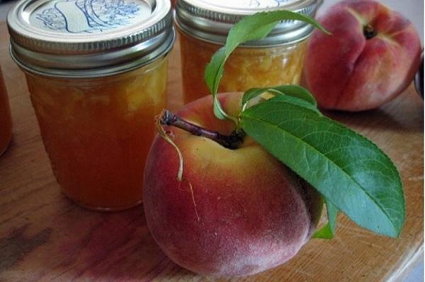 confiture de pêches en pots sur la table