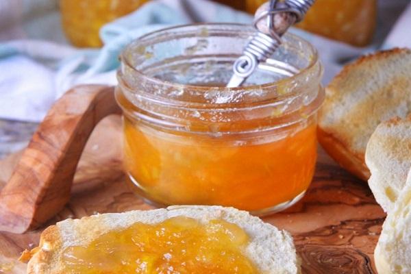 confiture de pêches en pot