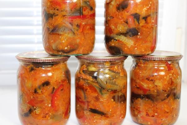Lecho d'aubergines et de légumes en bocaux