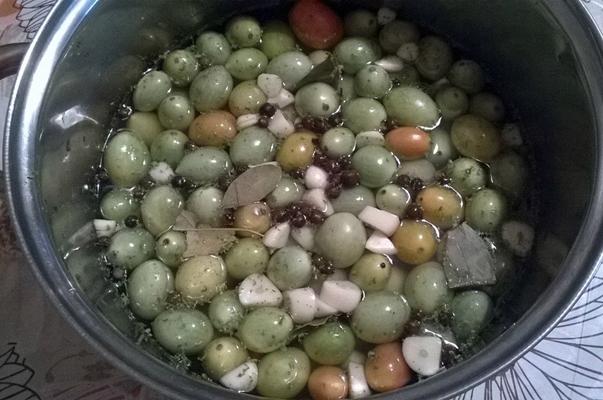 le processus de cuisson des tomates cerises vertes