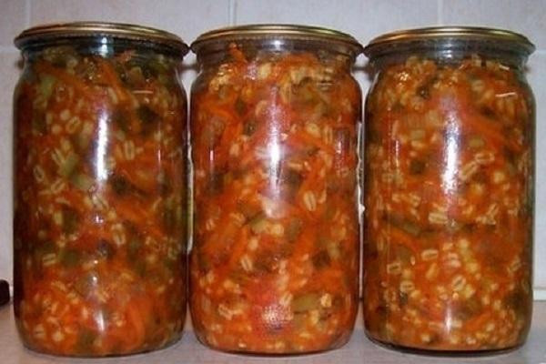 ซุปผักดองกับข้าวในขวดบนโต๊ะ