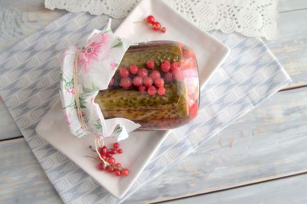 แตงกวากับลูกเกดในขวดเล็ก