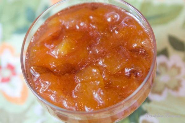 confiture de pêches dans un bol