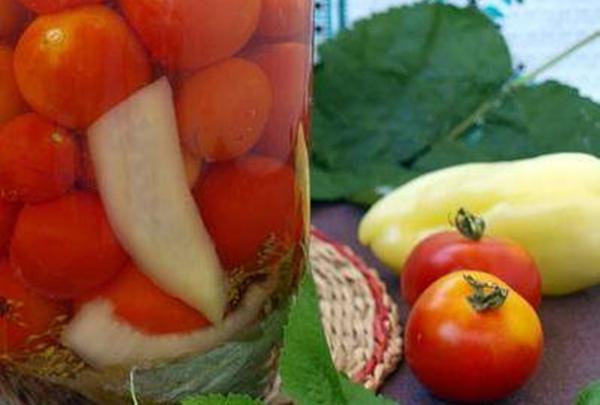 tomates au vinaigre de cidre et poivre dans un bocal