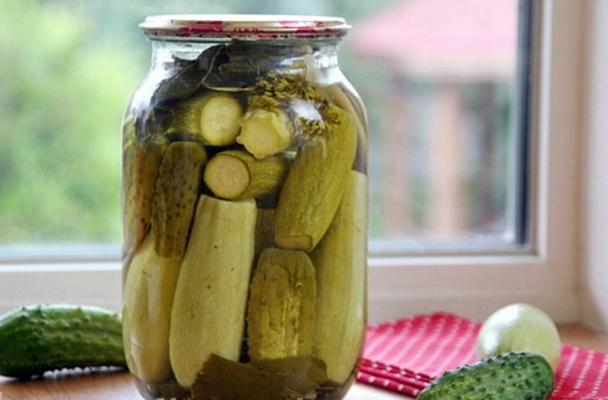 แตงกวาและบวบในขวด