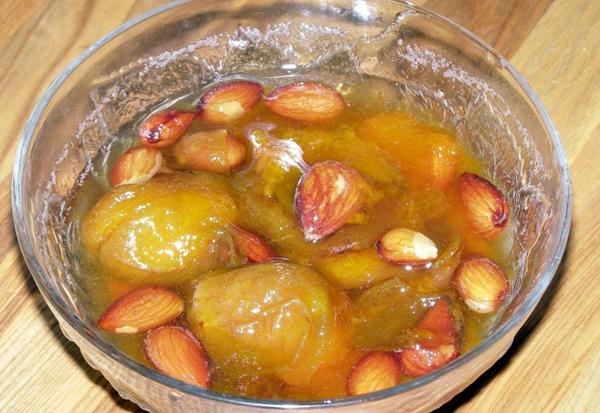 confiture d'abricots aux amandes