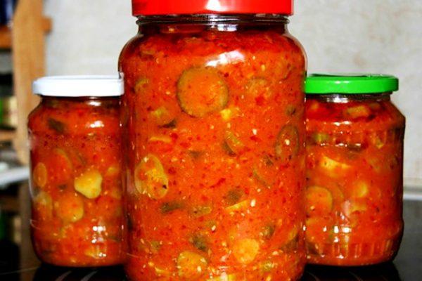 แตงกวาใน adjika ในขวดโหล