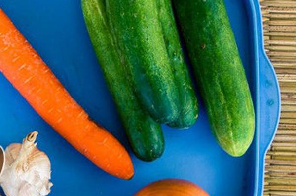 แตงกวา แครอท และกระเทียม