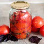 tomates au basilic dans un bocal sur la table