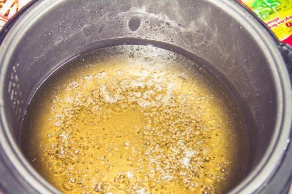 le processus de cuisson des courgettes