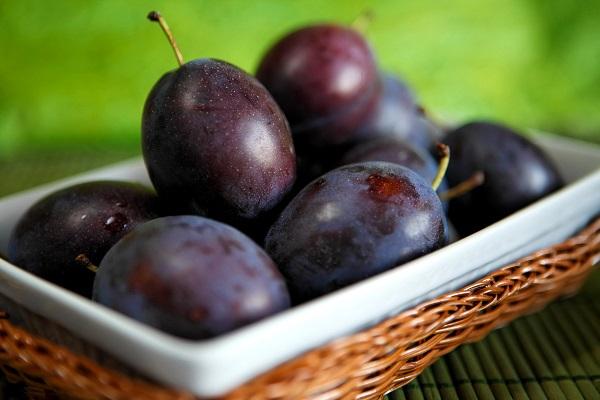 ลูกพลัมในจาน