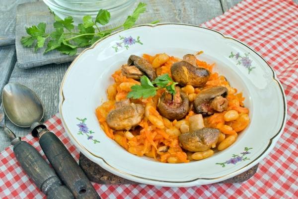 ถั่วตุ๋นเห็ดป่า