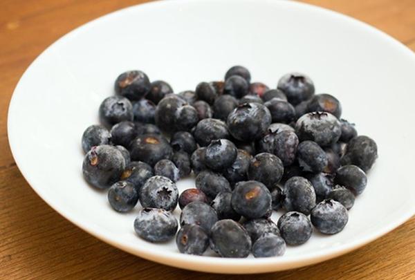 บลูเบอร์รี่แช่แข็งบนจาน