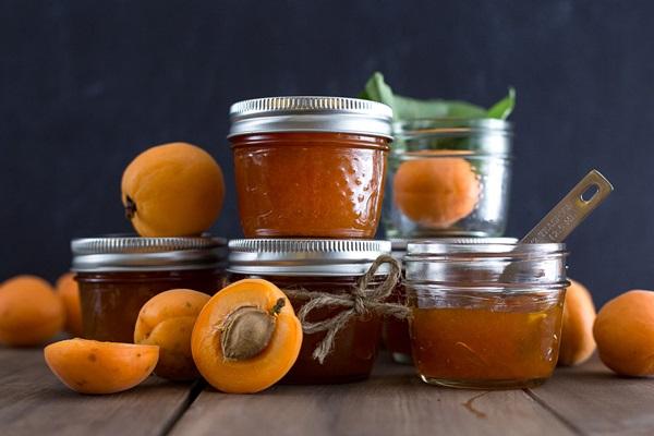 confiture d'abricots en petits pots