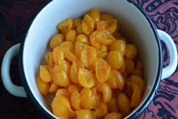 ลูกพลัมเชอร์รี่ในกระทะ