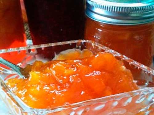 แยมพีชและพลัมในชาม