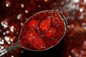 สูตรแยมจากสวนและสตรอเบอร์รี่ป่า 10 อันดับแรกสำหรับฤดูหนาวในหม้อหุงช้าและบนเตา