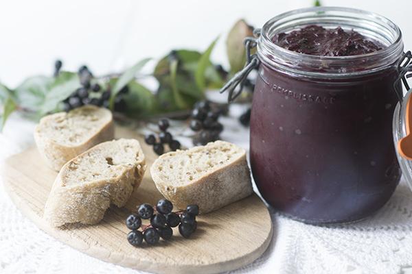 Confiture d'aronia sur la table