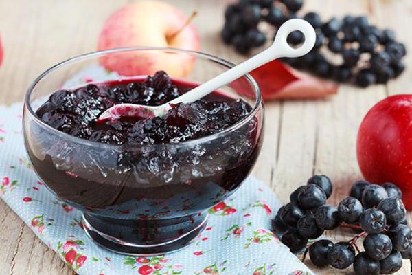 Confiture d'aronia dans un bol
