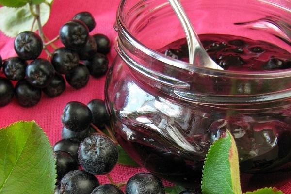 Confiture d'aronia en pot
