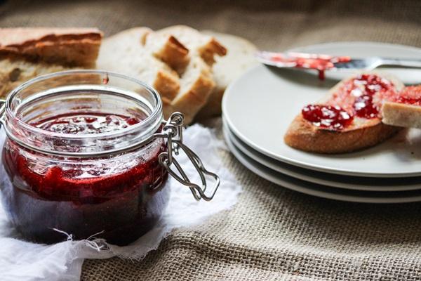 confiture de fraises en pot
