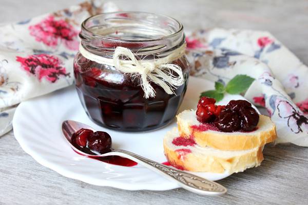 confiture de cerises dans un petit pot