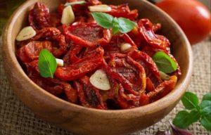 วิธีทำมะเขือเทศตากแห้งในไมโครเวฟสำหรับฤดูหนาว: สูตรอาหารและเงื่อนไขในการจัดเก็บ