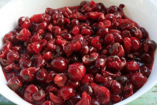 cerises dénoyautées dans un bol