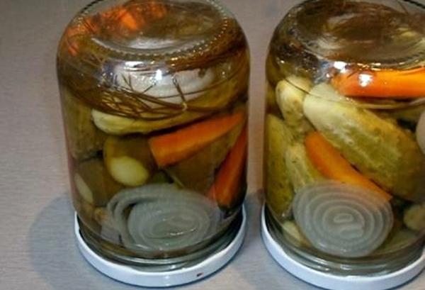 แตงกวาสไตล์บัลแกเรียในขวดคว่ำ