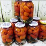 มะเขือเทศสไตล์บัลแกเรียในขวดบนโต๊ะ