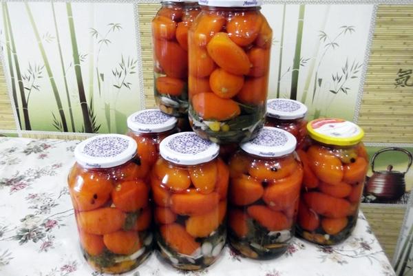 มะเขือเทศสไตล์บัลแกเรียในขวดบนโต๊ะ