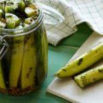 แตงกวาหั่นเป็นชิ้นกับมัสตาร์ด