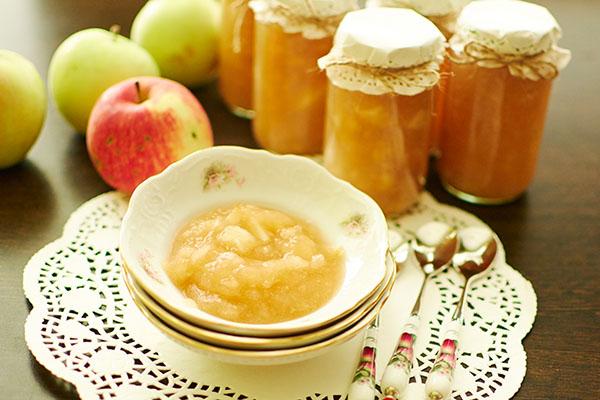 confiture de pommes dans un bol