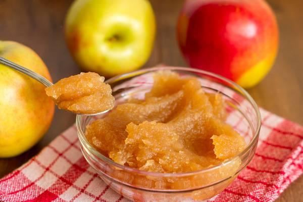 confiture de pommes dans une assiette